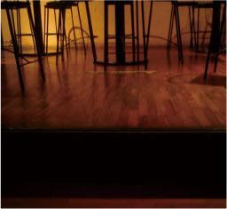 清掃会社が撮影した飲食店の茶色いフローリング床の写真