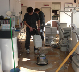 清掃会社の職員が歯科医院の床を清掃している写真