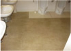 男性用のお手洗いの床の写真。床はベージュ色で、白い便器が２つと白い手洗い場が３つある。